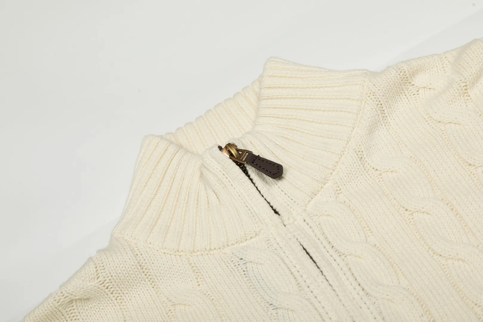 P260 Top quality" Style number: DS814# (not off the shelves all year round) [Ralph Lauren full zipper solid color pony embroidered logo twist knitted sweater jacket] ✅Ralph Lauren Ralph Lauren full zipper classic basic versatile style unisex couple knitted sweater autumn and winter coat ✅Main supplier platform live broadcast Wholesale entities Replacement when out of stock Not off the shelf ✅ZP quality 1:1 version Scan the code to enter the GF website Counter quality ✅Details and quality are the only one in Guangzhou. Imported quality cotton yarn focuses on high-end and cost-effective. Needless to say good quality. ✅The version is restored to the original order. The maximum size can be worn up to 200 pounds. Loose, comfortable and stress-free. ✅The upper body is simple and easy to match. A must-have item for ootd. Good-looking clothes are never picky. Recommended must-have items in the wardrobe. Size: S-XL. Color: Black and red, milky white, gray blue, khaki, navy red label, Ankora red.